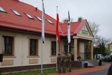 Uroczyste podniesienie flagi państwowej przed siedzibą Nadleśnictwa Trzebielino z okazji 100 rocznicy odzyskania niepodległości przez Polskę